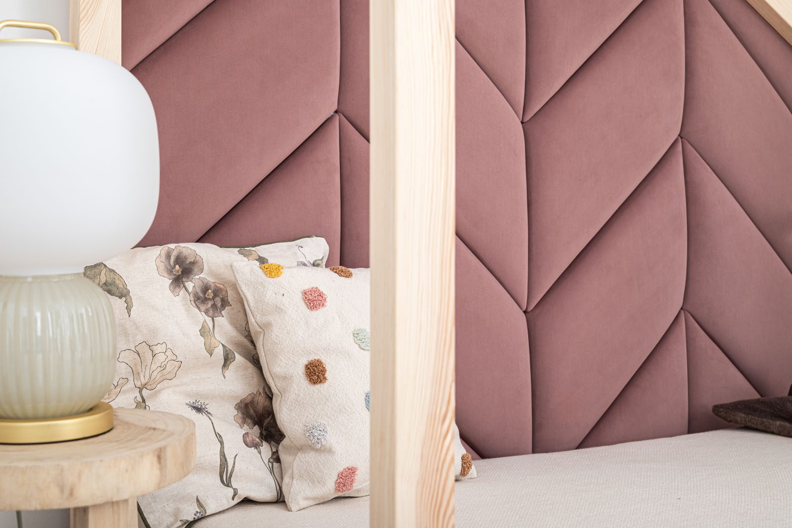 Upholstered wall panels - Herringbone. Color: Rose pink 63. In the picture: size 40x34,5 cm.