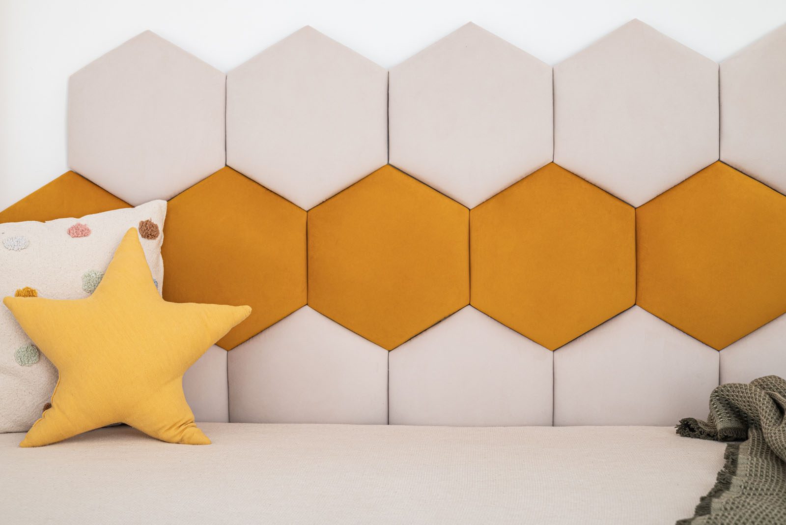 Upholstered wall panels - Honeycomb. Colors: 06 Cream, 48 Sunny Yellow. In the picture: size 30x26 cm.