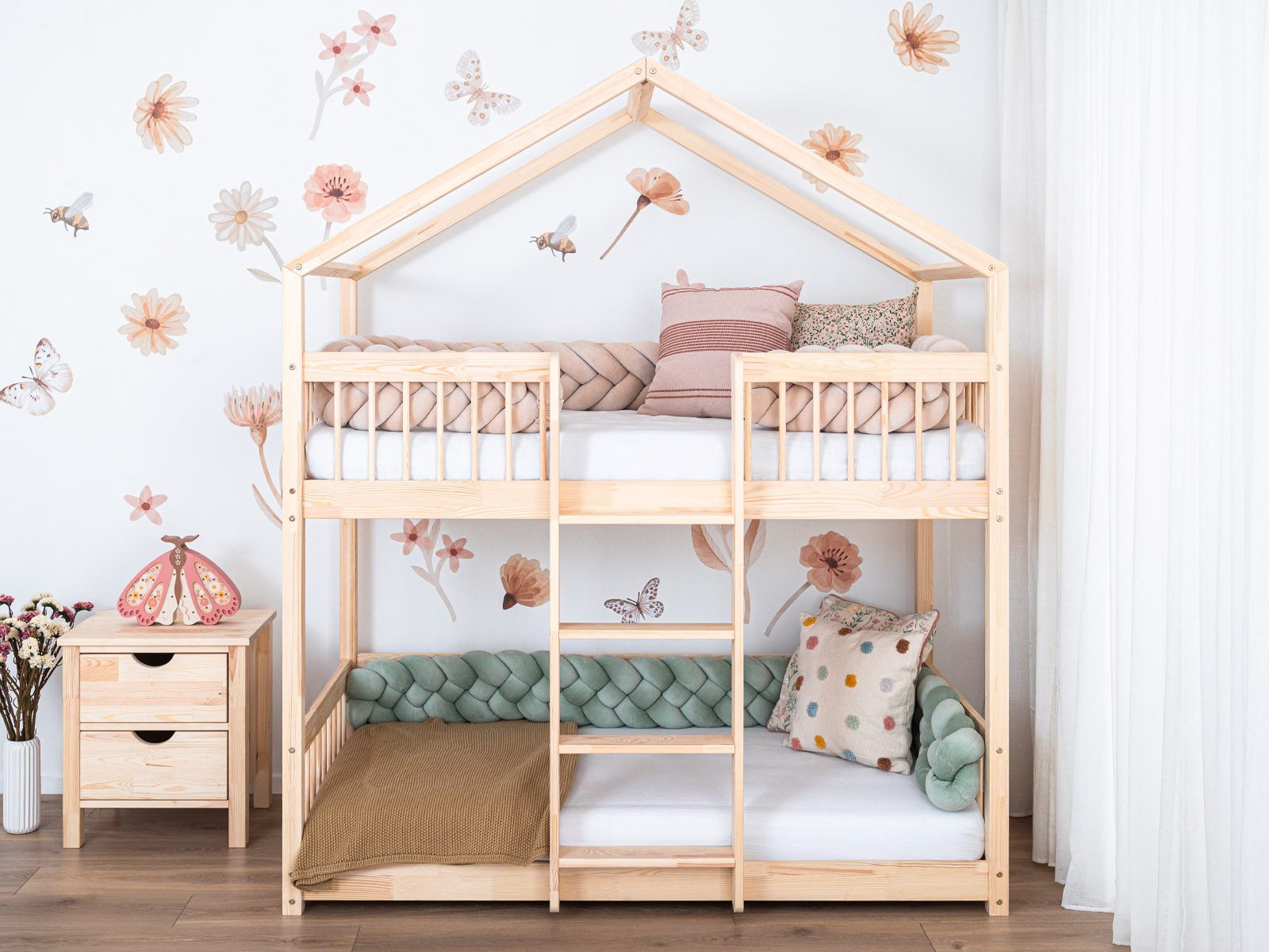 Ayla II, Rail design: Round, Height of legs: Floor bed, Railing for the lower bed: Yes.
